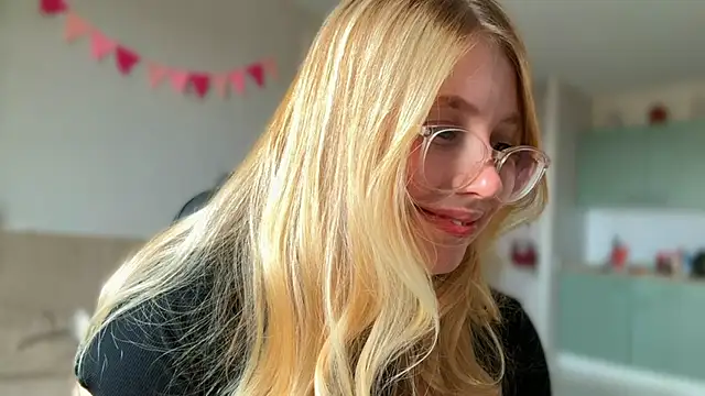 Snapshot of HoneyAudrey chatting on 10-21-25, 03:29 HoneyAudrey online show from 10-21-25, 03:29