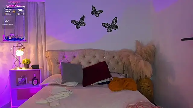 Sarahballiston  online show from 11-25-25, 01:05