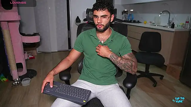 Snapshot of Derek_w chatting on 12-19-24, 11:35 Derek w online show from 12-19-24, 11:35