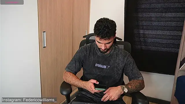 Snapshot of Derek_w chatting on 11-14-25, 07:45 Derek w online show from 11-14-25, 07:45