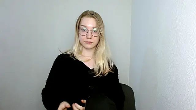 Snapshot of cindi_hot chatting on 03-18-25, 11:41 cindi hot online show from 03-18-25, 11:41