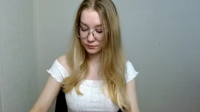 Snapshot of cindi_hot chatting on 11-08-25, 10:26 cindi hot online show from 11-08-25, 10:26