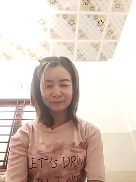 Snapshot of Sexy-ladyboobs20 chatting on 10-15-25, 01:17 Sexy-ladyboobs20 online show from 10-15-25, 01:17