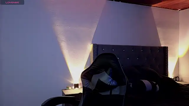 Snapshot of cristal_hilton_10 chatting on 11-19-25, 04:12 cristal hilton 10 online show from 11-19-25, 04:12