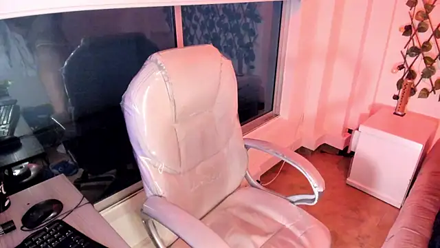 Snapshot of Vic_beckeer chatting on 10-26-25, 04:40 Vic beckeer online show from 10-26-25, 04:40