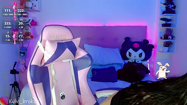 Snapshot of Kylie_brokee chatting on 02-24-25, 09:09 Kylie brokee online show from 02-24-25, 09:09