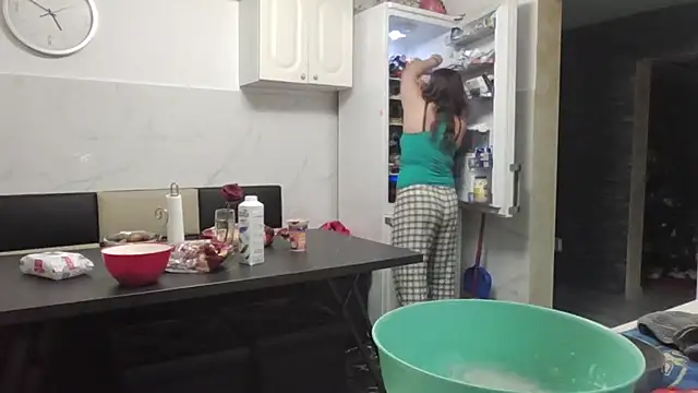 Snapshot of milfmomxx chatting on 12-12-24, 01:49 milfmomxx online show from 12-12-24, 01:49