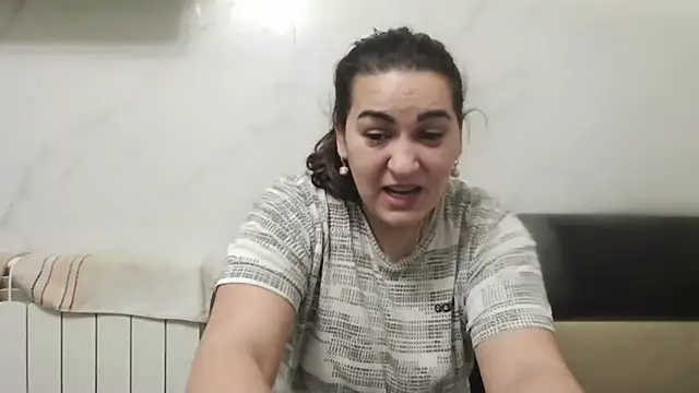 Snapshot of milfmomxx chatting on 12-21-25, 08:10 milfmomxx online show from 12-21-25, 08:10