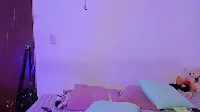 crystalvazquez online show from 10-23-25, 03:22