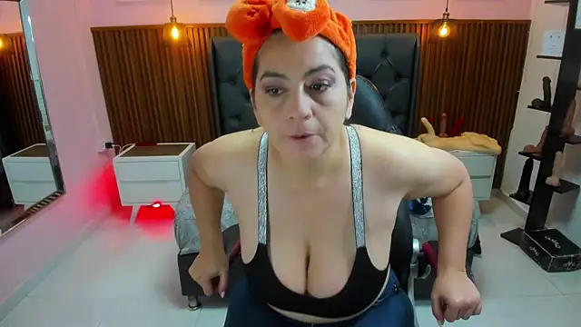 Snapshot of MEYLAGIA chatting on 11-22-25, 02:54 MEYLAGIA online show from 11-22-25, 02:54