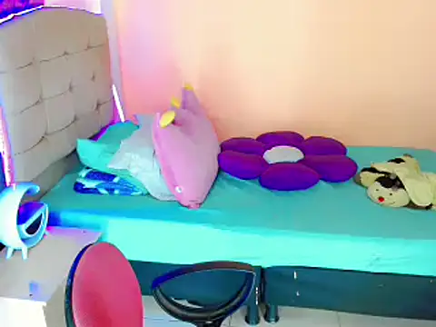 Snapshot of TaylorMon chatting on 02-14-25, 08:15 TaylorMon online show from 02-14-25, 08:15