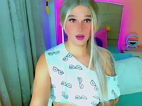 Snapshot of TaylorMon chatting on 09-20-25, 12:44 TaylorMon online show from 09-20-25, 12:44