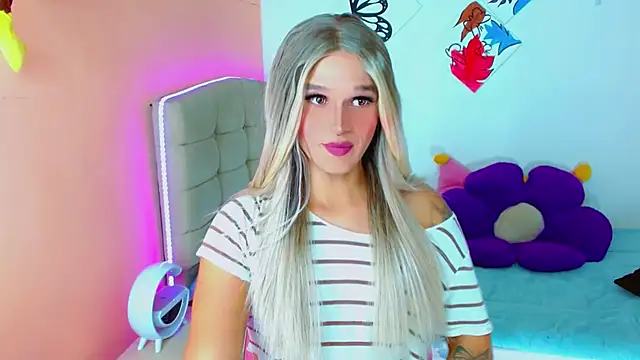 Snapshot of TaylorMon chatting on 10-10-25, 01:15 TaylorMon online show from 10-10-25, 01:15