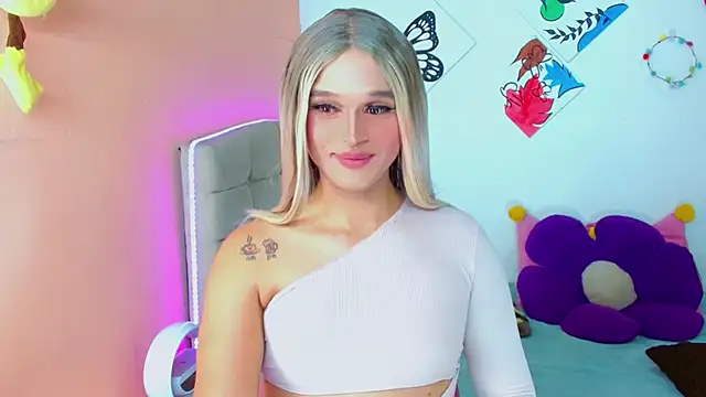 Snapshot of TaylorMon chatting on 10-18-25, 02:47 TaylorMon online show from 10-18-25, 02:47