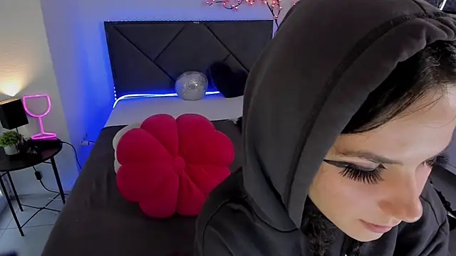 Snapshot of CassieEvans chatting on 10-18-25, 05:32 CassieEvans online show from 10-18-25, 05:32