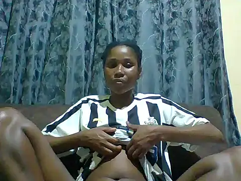 Snapshot of miss_lyne001 chatting on 10-22-25, 02:39 miss lyne001 online show from 10-22-25, 02:39