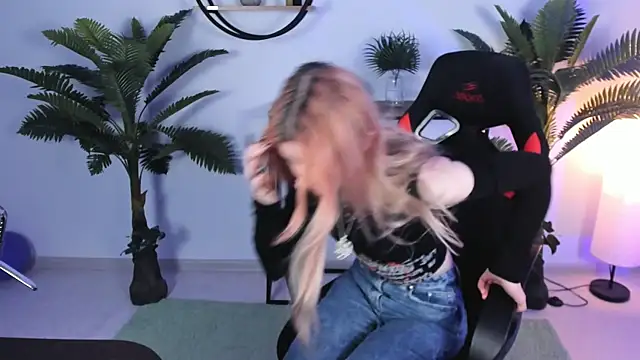 LexiWenford online show from 12-20-24, 02:41