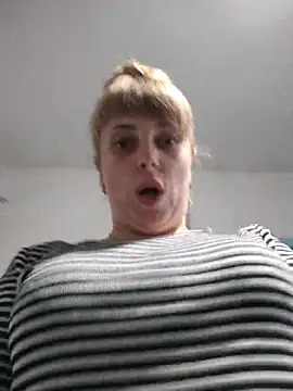 Snapshot of CoddessCrystal chatting on 10-14-25, 07:20 CoddessCrystal online show from 10-14-25, 07:20