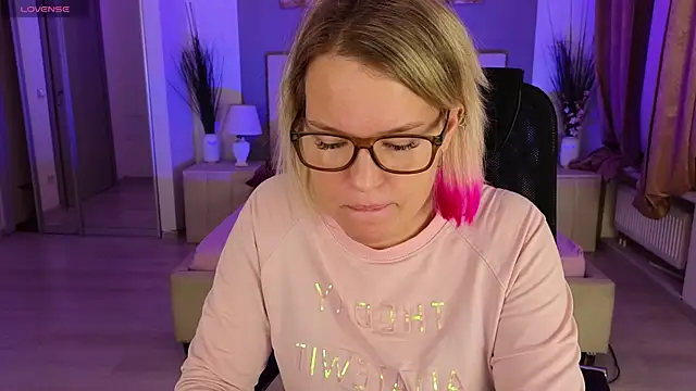 EVAshinyGIRL online show from 12-16-24, 07:37