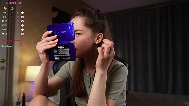 Snapshot of Amely_Young chatting on 02-06-25, 04:10 Amely Young online show from 02-06-25, 04:10