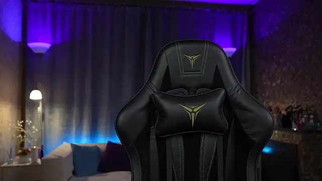 Snapshot of Amely_Young chatting on 03-21-25, 03:22 Amely Young online show from 03-21-25, 03:22