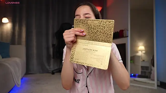 Snapshot of Amely_Young chatting on 10-10-25, 12:42 Amely Young online show from 10-10-25, 12:42