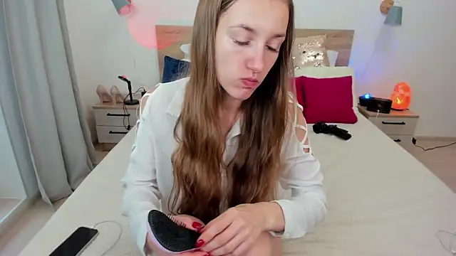 Snapshot of KateRedgar chatting on 09-20-25, 12:39 KateRedgar online show from 09-20-25, 12:39