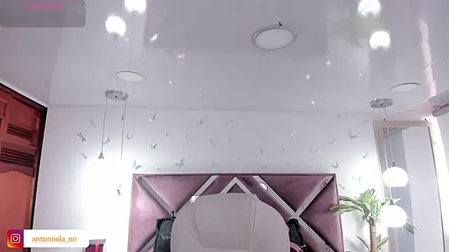 Snapshot of _Antonnela_ chatting on 12-15-25, 02:43 Antonnela online show from 12-15-25, 02:43