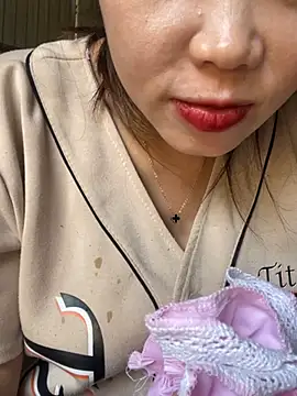 Snapshot of Laura8910 chatting on 03-05-25, 08:43 Laura8910 online show from 03-05-25, 08:43