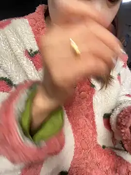 Snapshot of Laura8910 chatting on 03-17-25, 07:57 Laura8910 online show from 03-17-25, 07:57