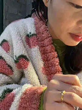 Snapshot of Laura8910 chatting on 03-19-25, 08:34 Laura8910 online show from 03-19-25, 08:34