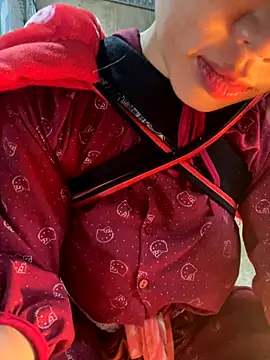 Snapshot of Laura8910 chatting on 11-11-25, 12:43 Laura8910 online show from 11-11-25, 12:43