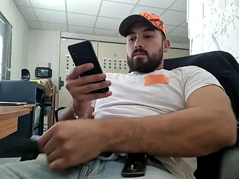 Snapshot of Leonormaldick chatting on 10-10-25, 12:37 Leonormaldick online show from 10-10-25, 12:37