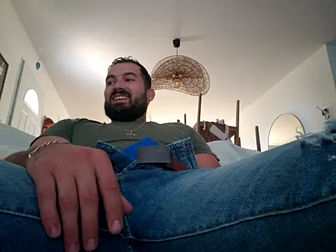 Snapshot of Leonormaldick chatting on 10-15-25, 02:39 Leonormaldick online show from 10-15-25, 02:39