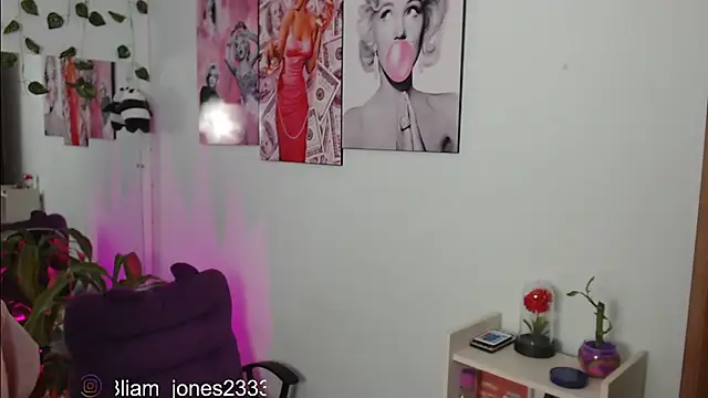 Snapshot of Jonesliam23 chatting on 03-17-25, 07:26 Jonesliam23 online show from 03-17-25, 07:26