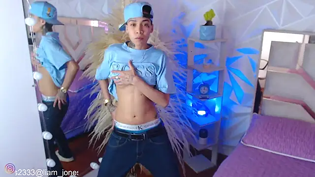 Snapshot of Jonesliam23 chatting on 09-18-25, 07:27 Jonesliam23 online show from 09-18-25, 07:27