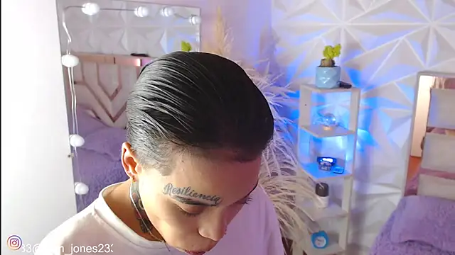 Snapshot of Jonesliam23 chatting on 10-02-25, 07:21 Jonesliam23 online show from 10-02-25, 07:21