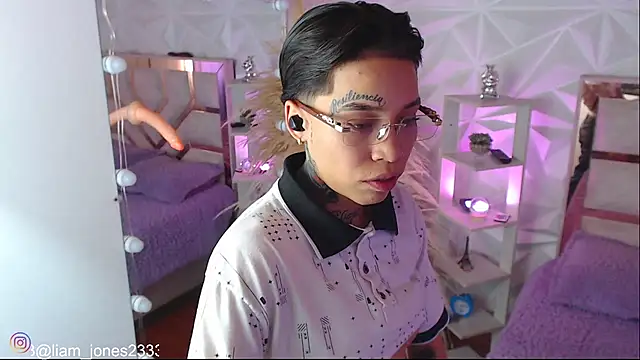 Snapshot of Jonesliam23 chatting on 10-22-25, 07:13 Jonesliam23 online show from 10-22-25, 07:13