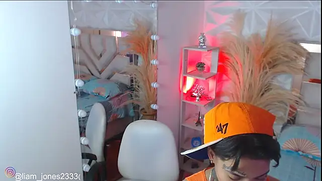 Snapshot of Jonesliam23 chatting on 10-30-25, 07:03 Jonesliam23 online show from 10-30-25, 07:03