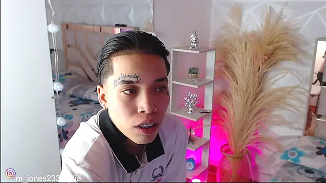 Snapshot of Jonesliam23 chatting on 11-06-25, 07:37 Jonesliam23 online show from 11-06-25, 07:37