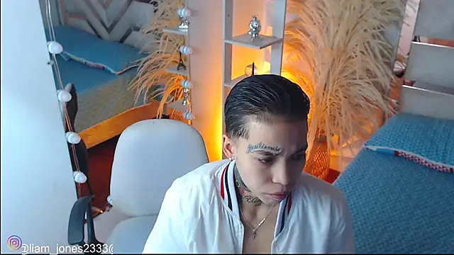 Snapshot of Jonesliam23 chatting on 11-21-25, 07:23 Jonesliam23 online show from 11-21-25, 07:23