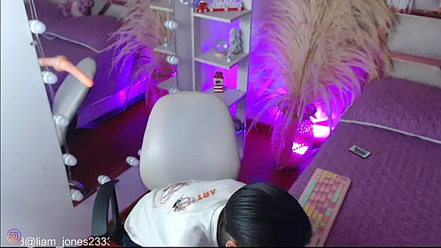 Snapshot of Jonesliam23 chatting on 12-13-25, 07:53 Jonesliam23 online show from 12-13-25, 07:53