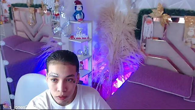 Snapshot of Jonesliam23 chatting on 12-15-25, 07:18 Jonesliam23 online show from 12-15-25, 07:18
