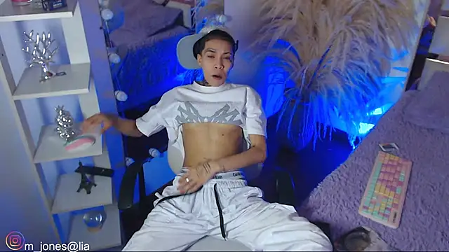 Snapshot of Jonesliam23 chatting on 02-14-26, 07:21 Jonesliam23 online show from 02-14-26, 07:21