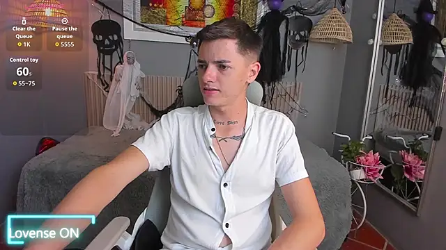 Snapshot of tossetrech chatting on 10-30-25, 03:19 tossetrech online show from 10-30-25, 03:19