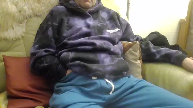 Snapshot of Lutzi1 chatting on 12-15-24, 05:10 Lutzi1 online show from 12-15-24, 05:10