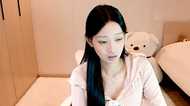 Snapshot of Xueb_J chatting on 12-03-24, 10:39 Xueb J online show from 12-03-24, 10:39