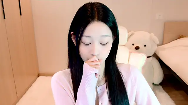 Snapshot of Xueb_J chatting on 12-07-24, 06:21 Xueb J online show from 12-07-24, 06:21