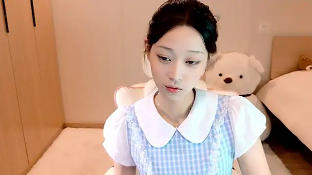 Snapshot of Xueb_J chatting on 12-12-24, 09:40 Xueb J online show from 12-12-24, 09:40