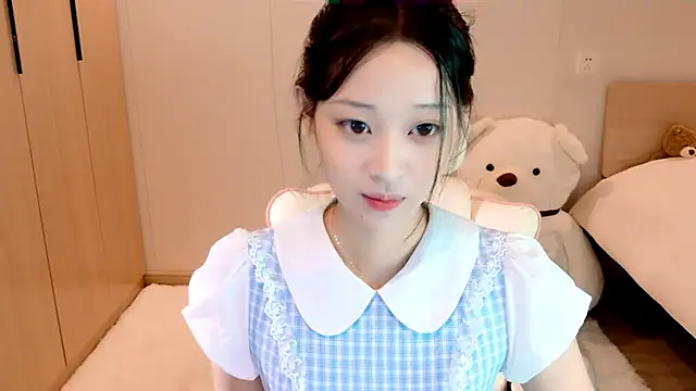 Snapshot of Xueb_J chatting on 12-12-24, 12:44 Xueb J online show from 12-12-24, 12:44